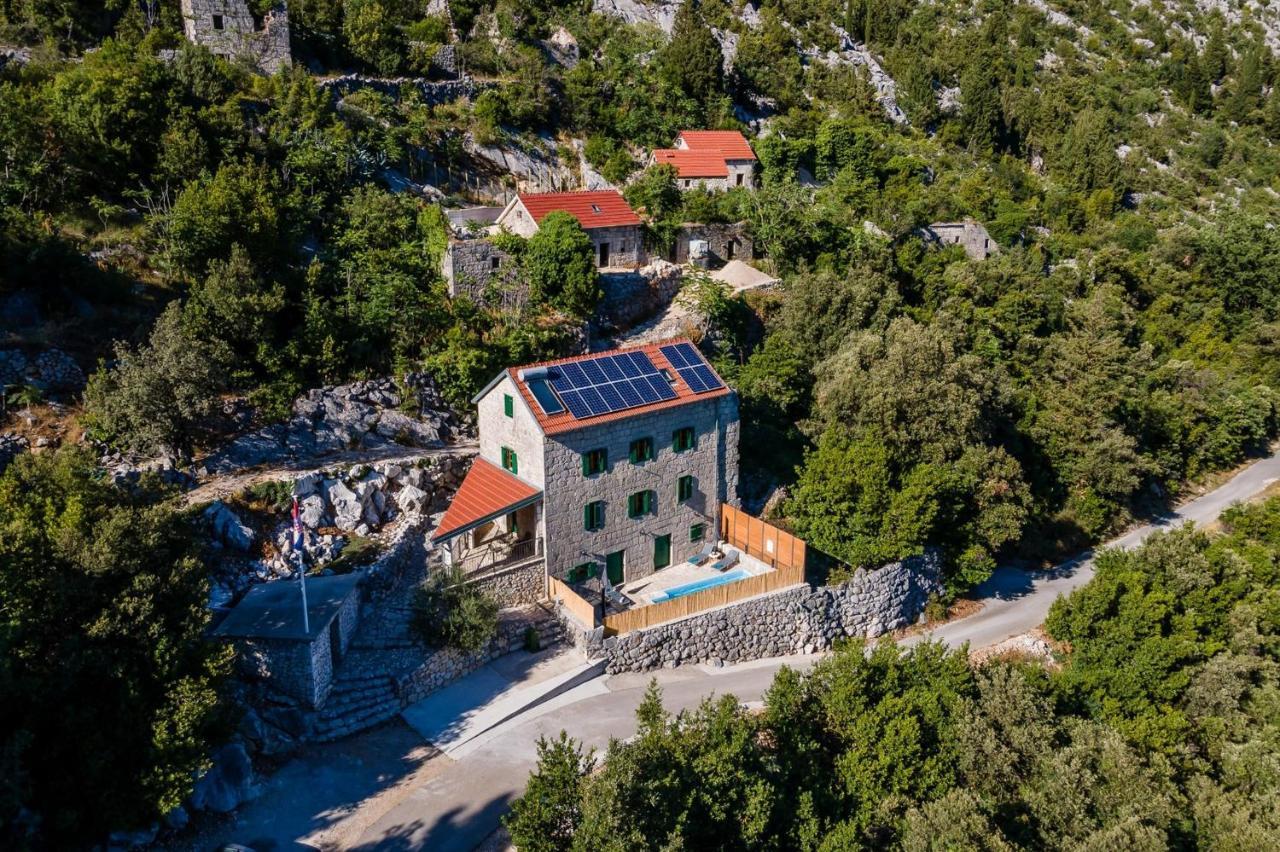 Lazini Dvori Villa *