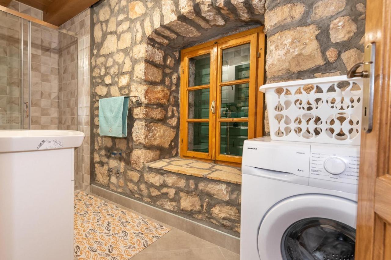 Lazini Dvori Villa *