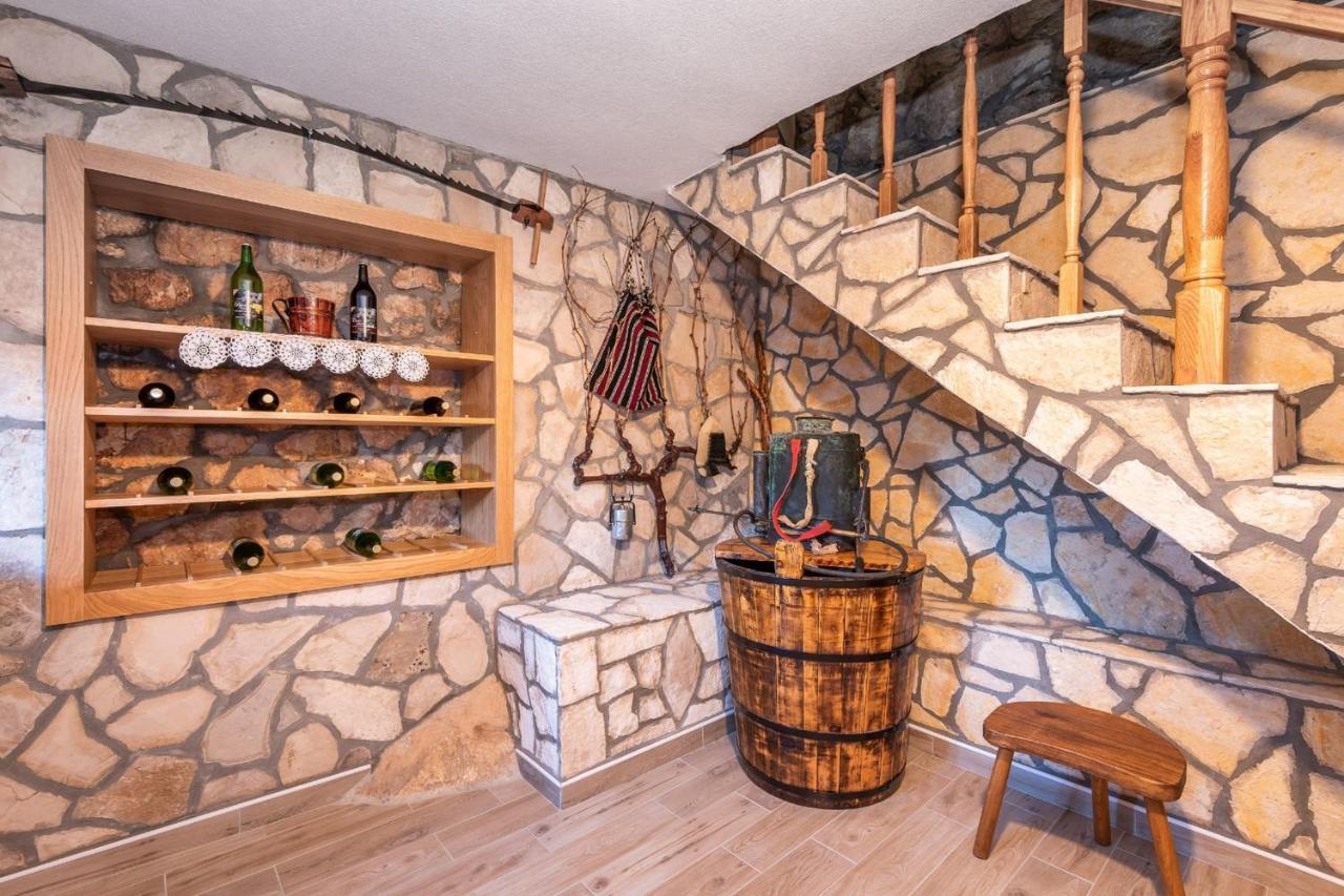 Lazini Dvori Villa *