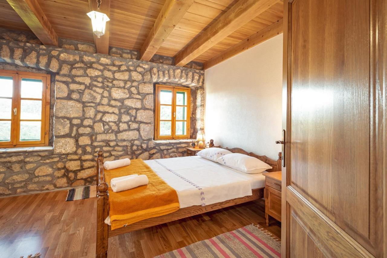 Lazini Dvori Villa *
